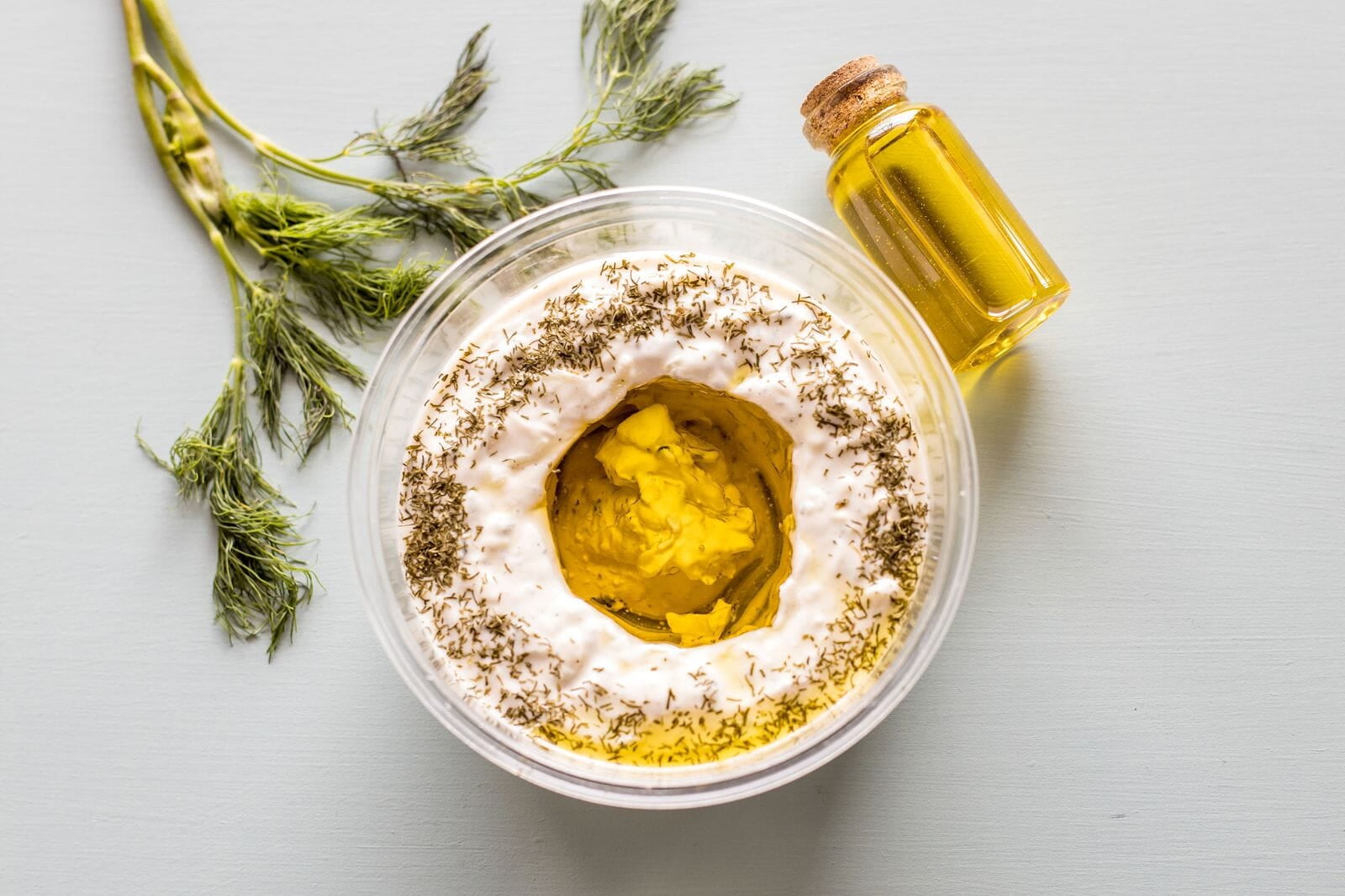 Dip mediterraneo con eneldo y aceite de oliva para eventos corporativos