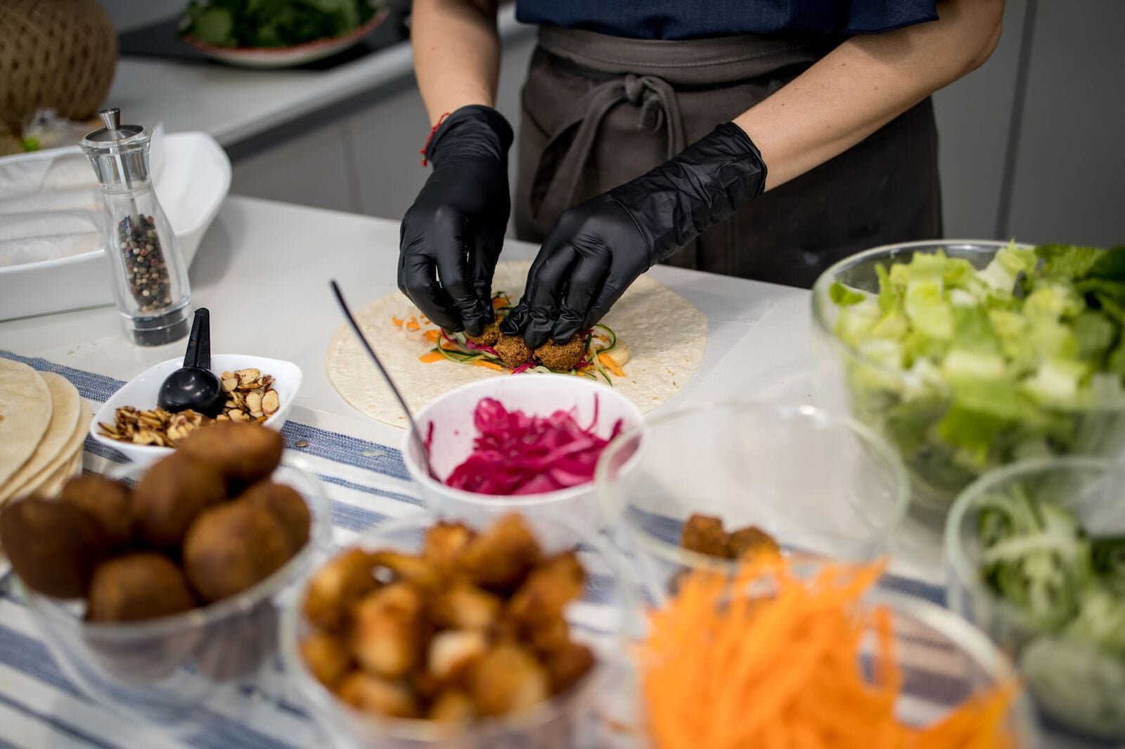 Wraps de falafel preparados al momento para catering corporativo